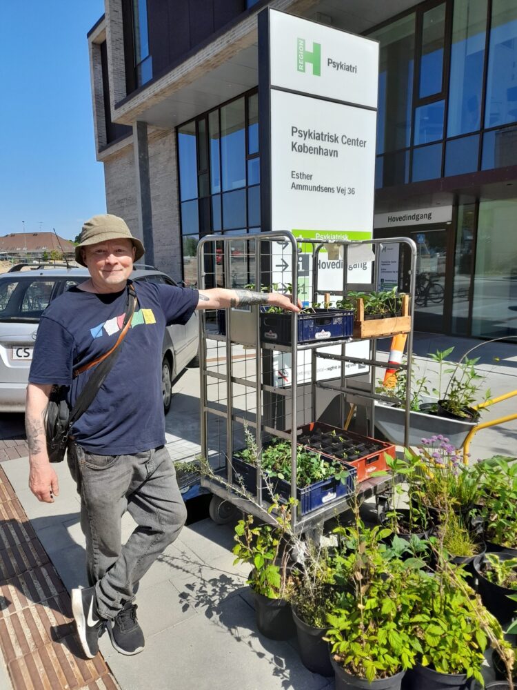 Når GladeHaver får mange usolgte varer donerer de dem til blandt andet psykiatrien, hvor patienterne får stor glæde af planterne i deres arbejdshaver.